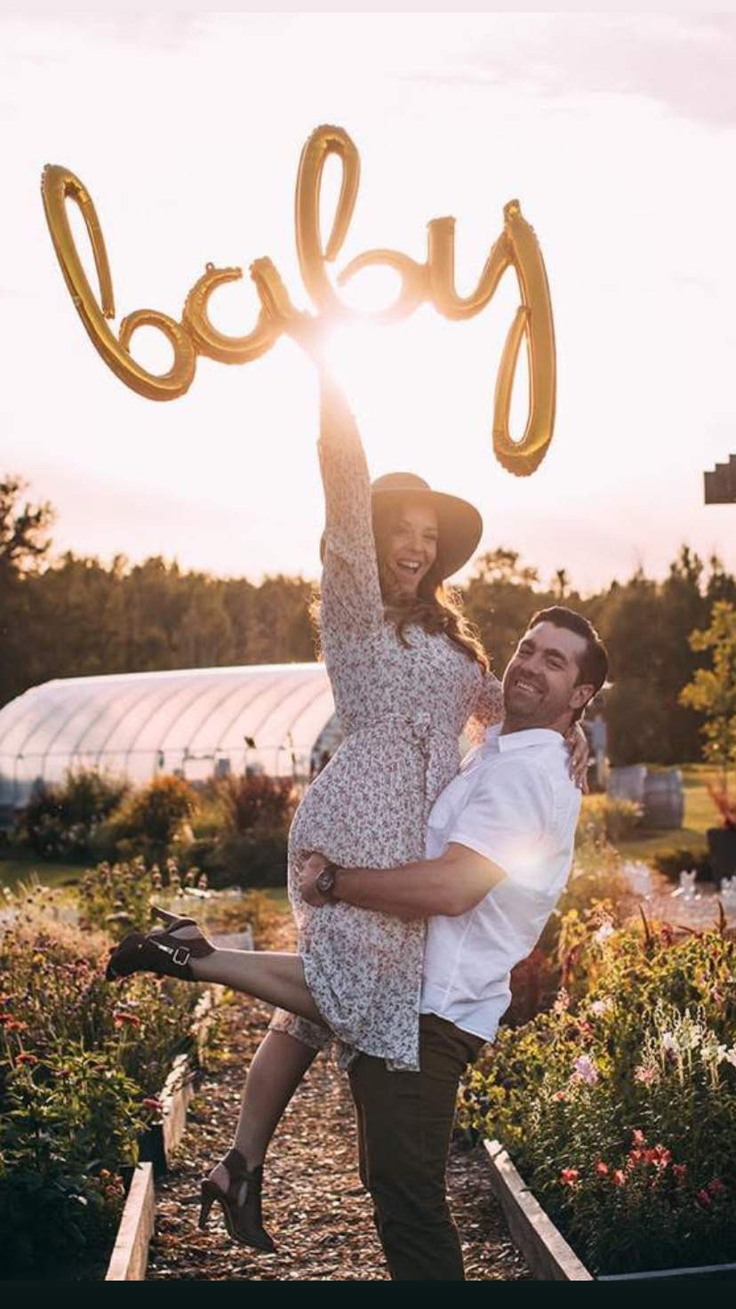 Teela Tomassetti and her husband announcing their pregnancy.