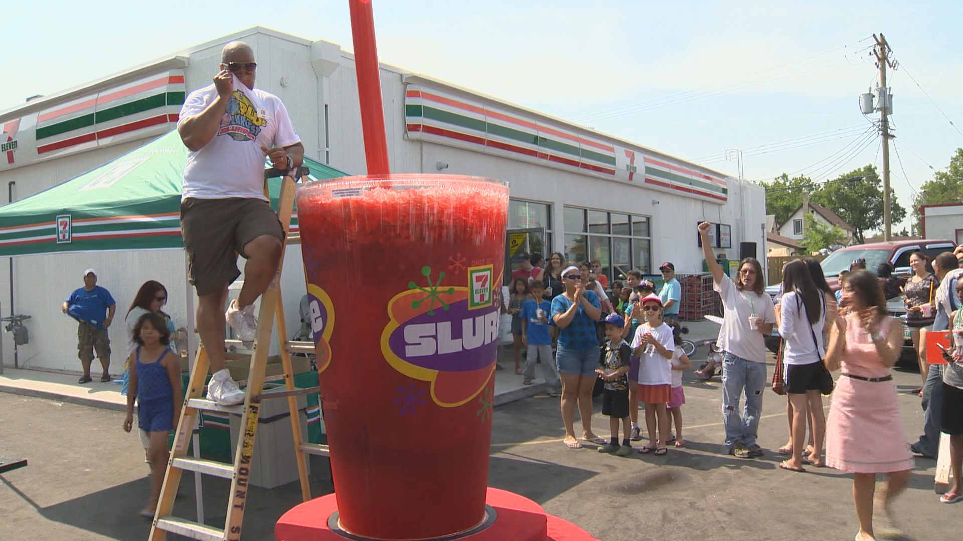 Калгари идва за титлата Slurpee Capital of the World, държана от Уинипег в продължение на 2 десетилетия