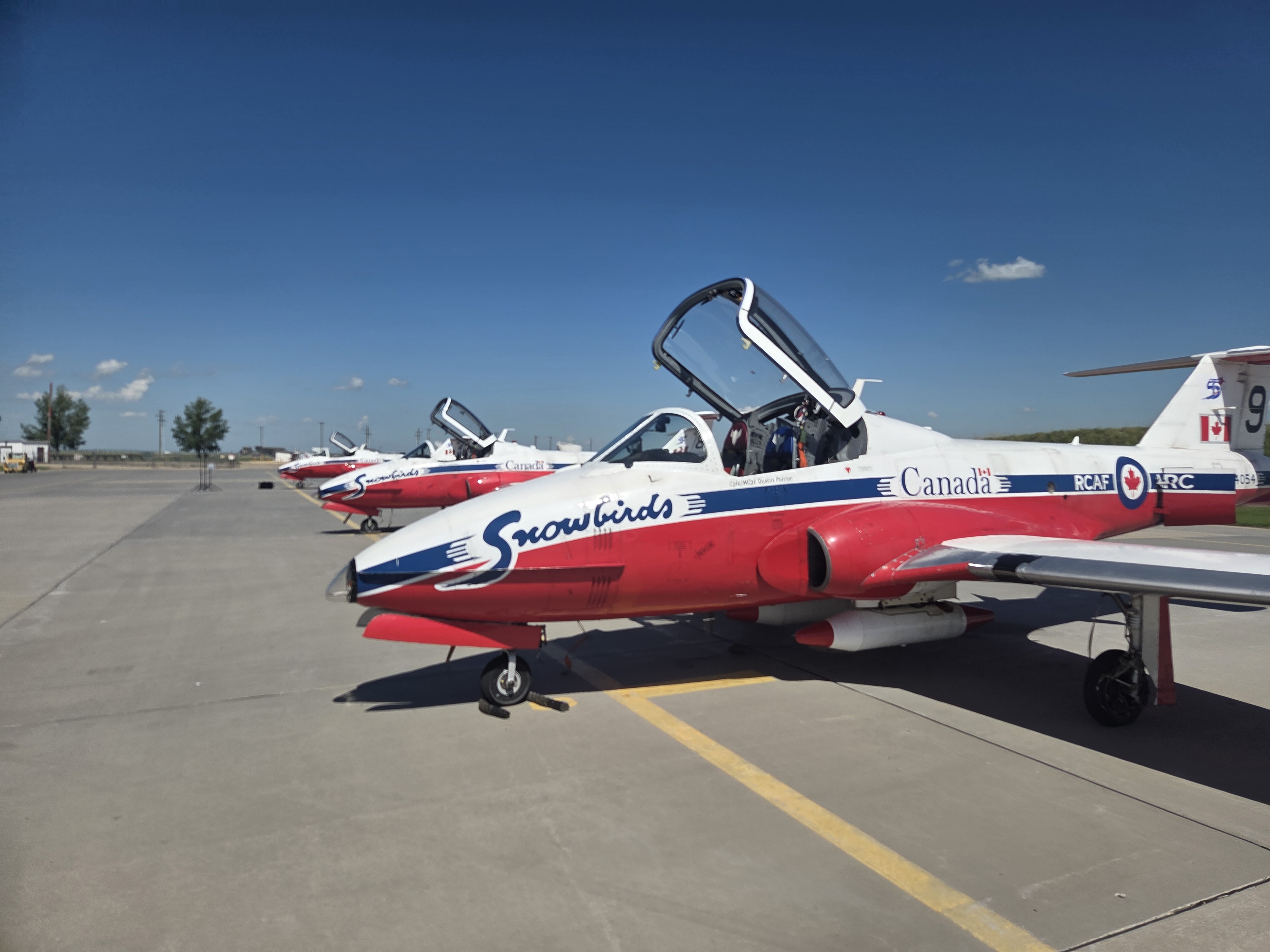 Snowbirds вълнуват зрителите по време на специална спирка в Саскатун