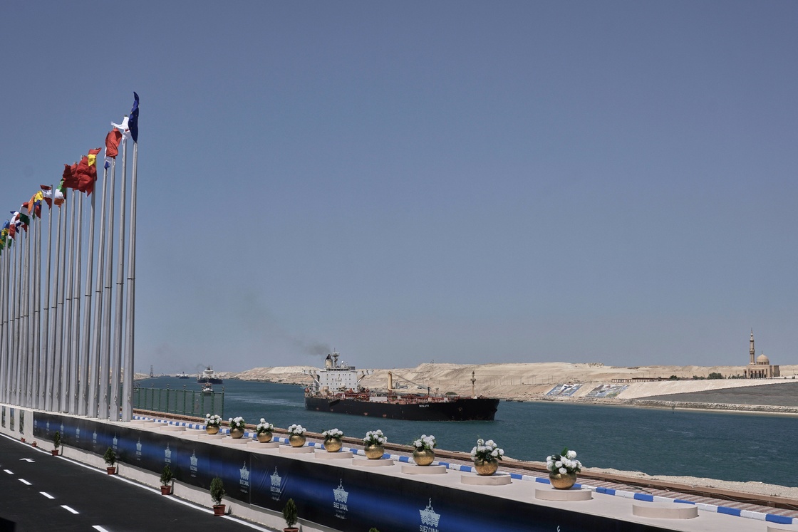 Дрон удря газов кораб близо до Суецкия канал, заплашвайки да разшири войната в Иран