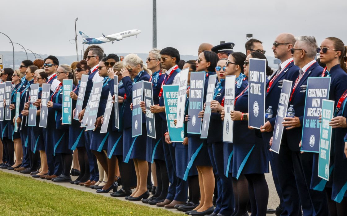 Стюардесите на WestJet дават 72-часово предизвестие за стачка; авиокомпанията издава lockout