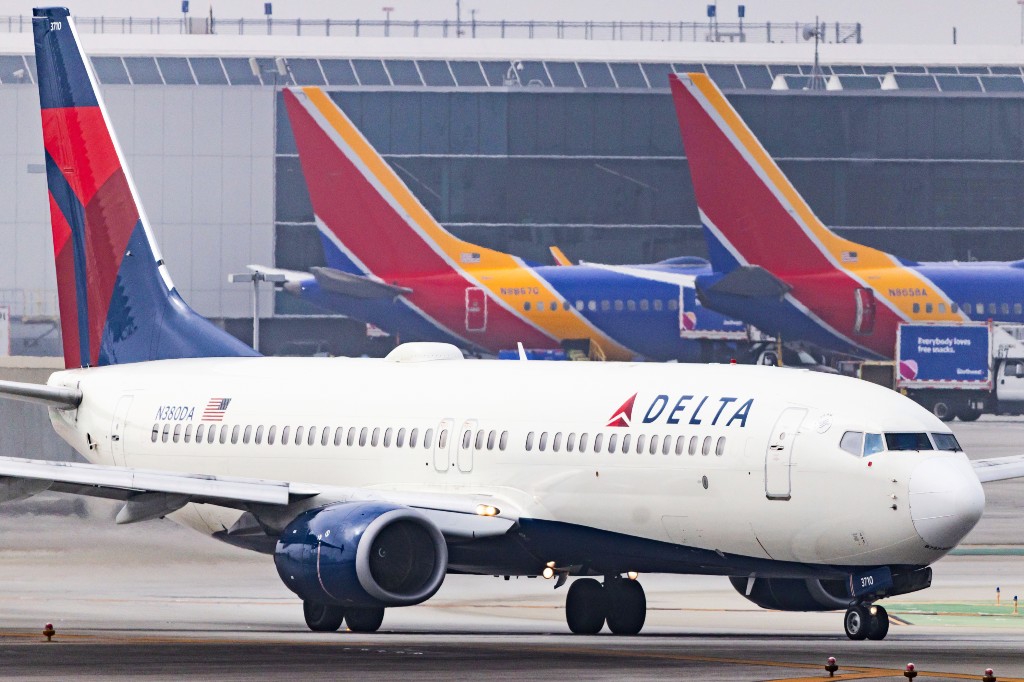 Самолет на Delta, ударен от фойерверк при кацане в Чикаго