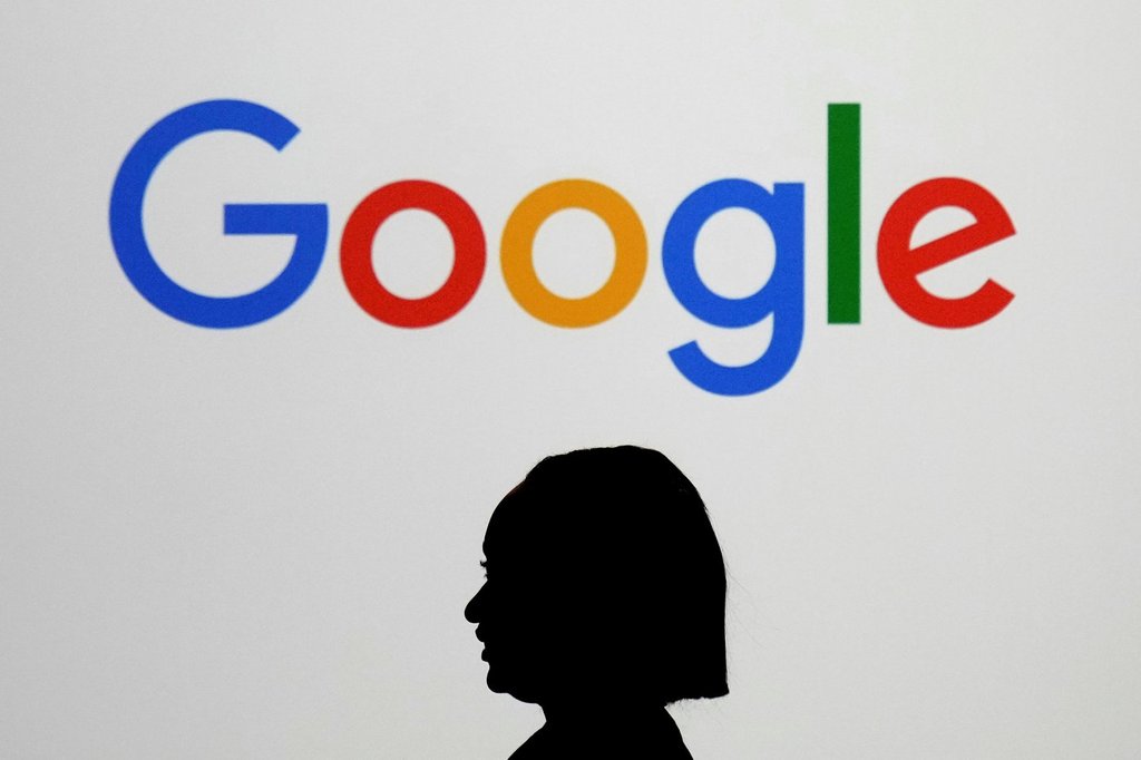 Google удари с глоба от 1 милиард щатски долара, тъй като ЕС казва, че магазинът за приложения, търсенето задушава конкуренцията