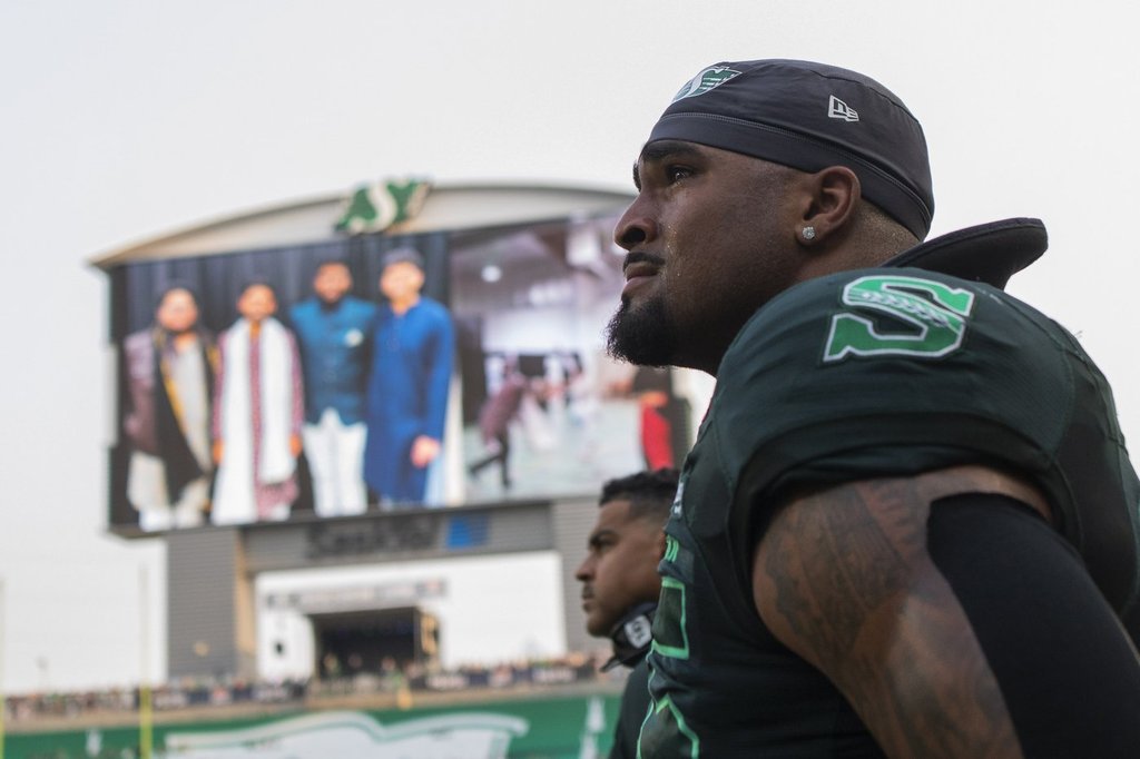 Феновете на Saskatchewan Roughrider отдават почит на играч и мъж, загинали при катастрофа
