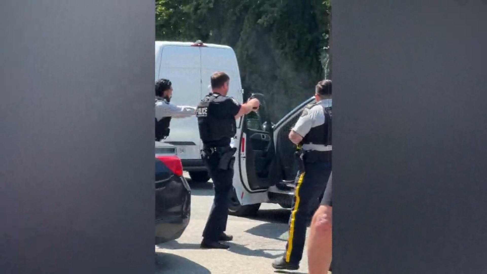 Дневна стрелба в мол в Северен Ванкувър, заснета на видео