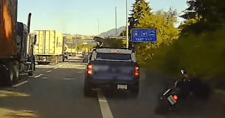 Камерата за управление на BC Highway Patrol илюстрира опасностите при преминаване отдясно