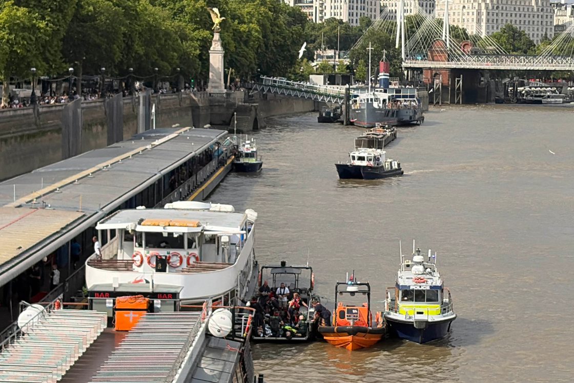 Полицейска лодка се разби в централен Лондонски мост, изхвърляйки полицаи зад борда