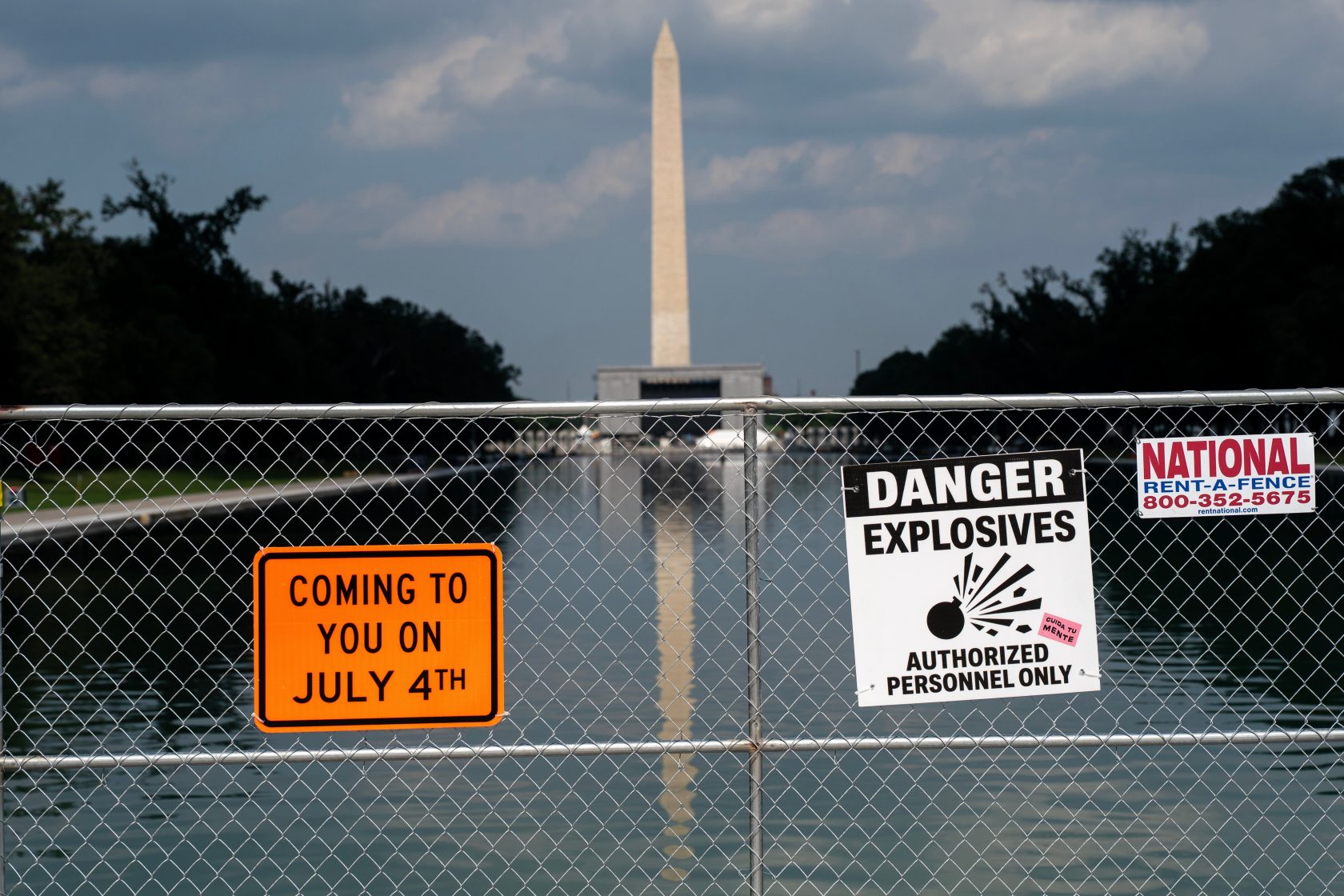 Бивш американски олимпиец е обвинен за предполагаем вандализъм на Reflecting Pool