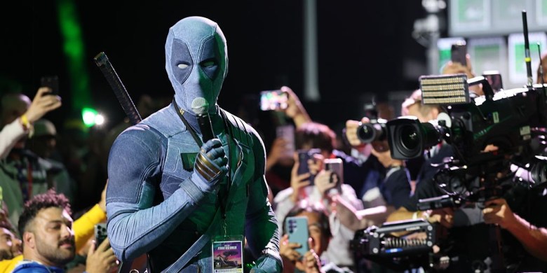 Ryan Reynolds makes surprise appearance as denim-clad Deadpool at Comic-Con