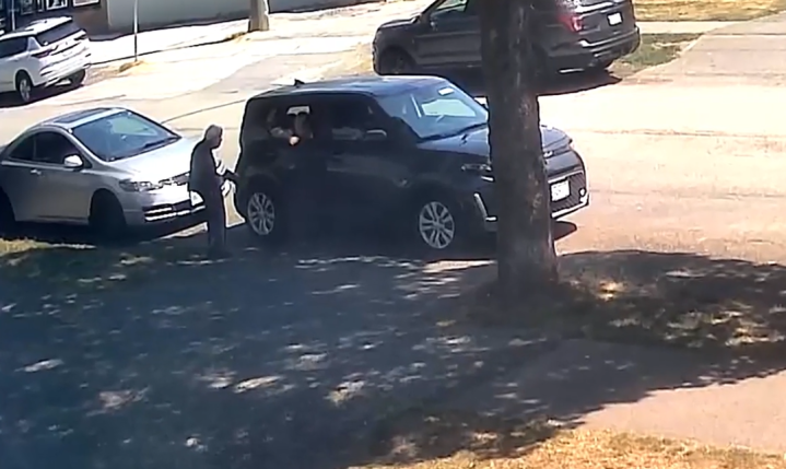 Video captures distraction theft from 88-year-old woman in East Vancouver