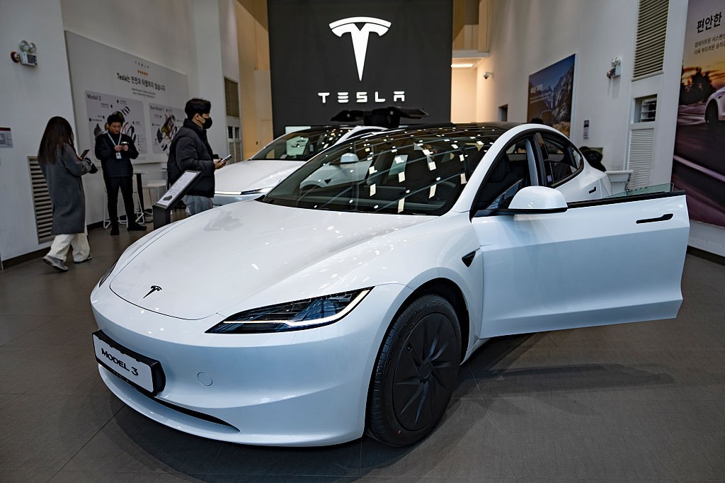 Шофьор на Tesla е обвинен в непредумишлено убийство заради катастрофа в дом в Тексас