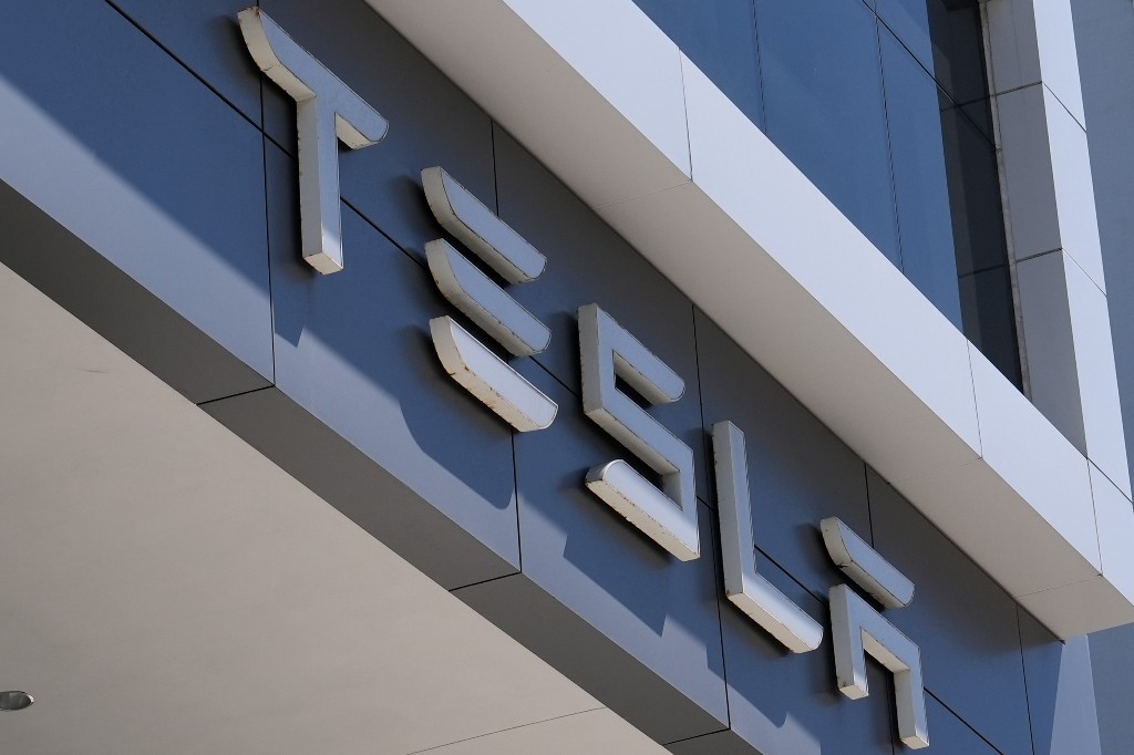 Шофьорът на Tesla във фаталната катастрофа в Тексас е натиснал педала на газта на 100%, сондата на NTSB казва