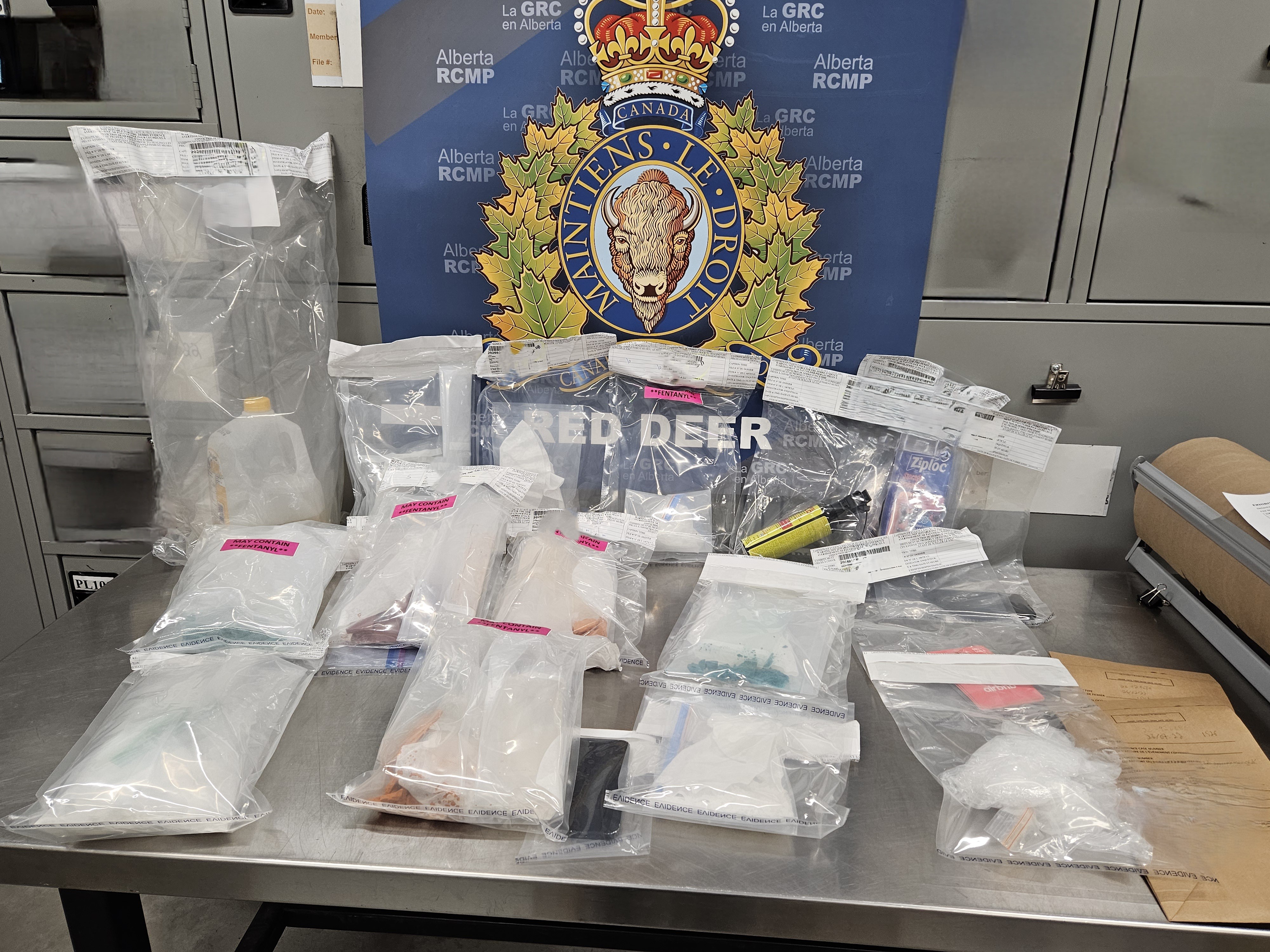 Мъж, обвинен в арест на наркотици Red Deer, е на свобода: RCMP