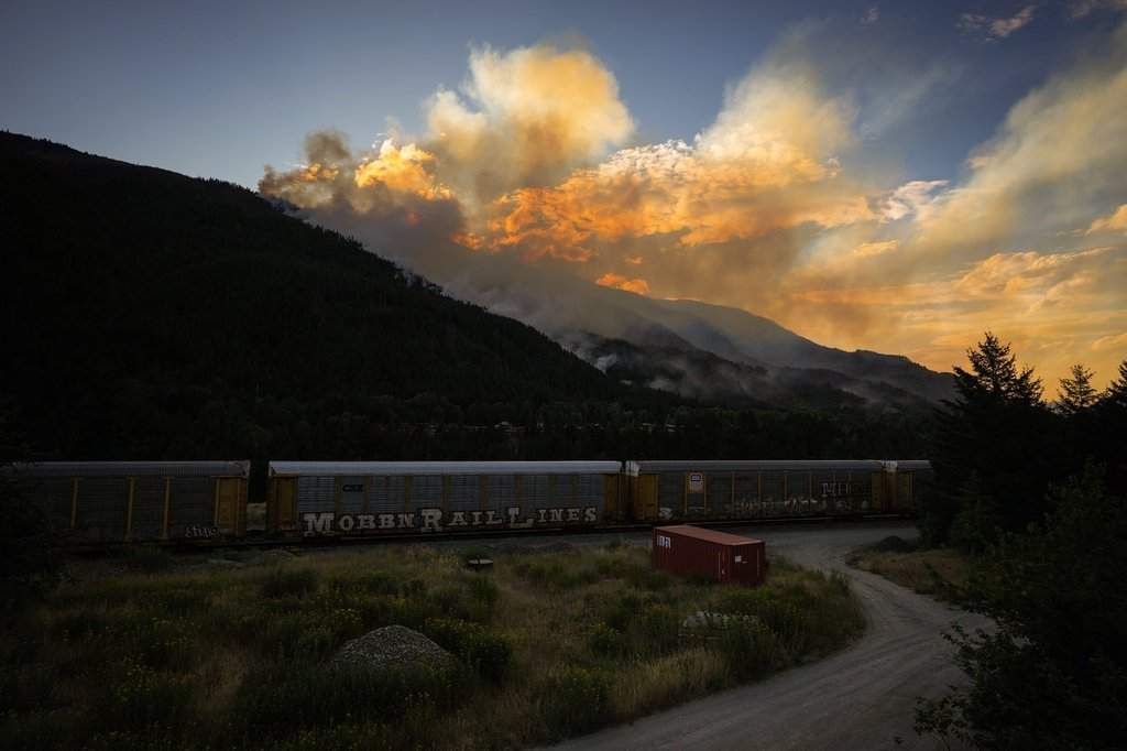 Metro Vancouver wildfire prompts evacuation alerts as Fraser Canyon residents return home