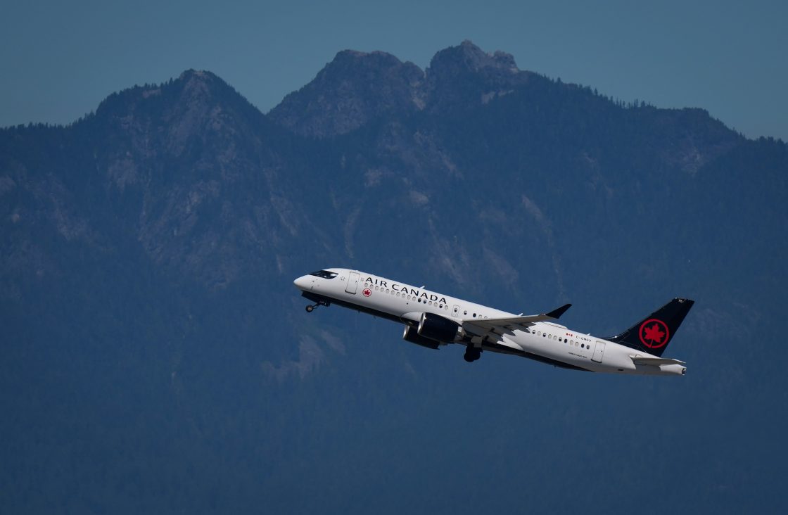 Air Canada казва, че разходите за гориво са скочили с 49% спрямо миналата година, като търсенето на пътувания е нараснало
