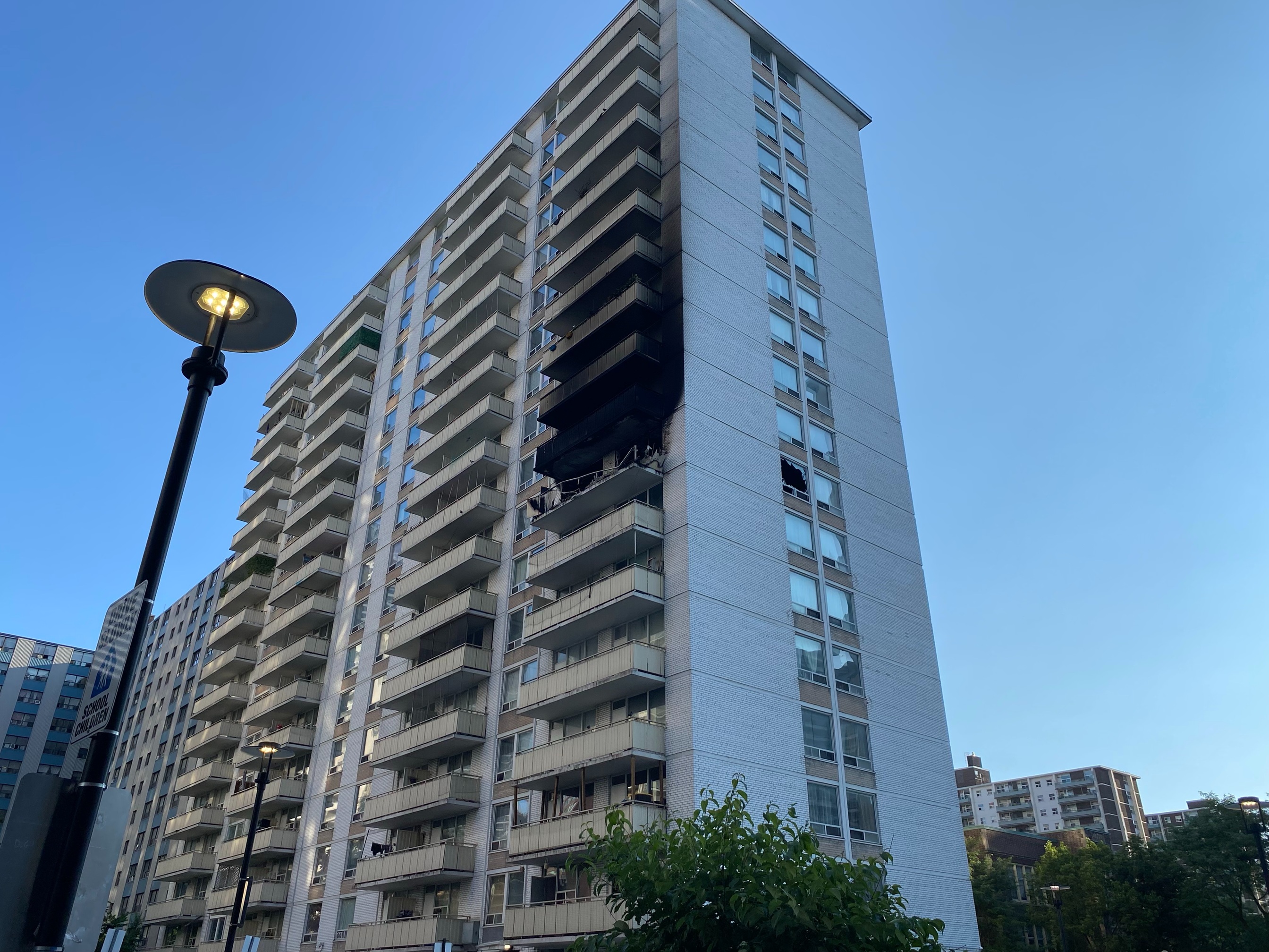 Четирима души, включително 2 деца, изпратени в болница след пожар в небостъргач в Торонто