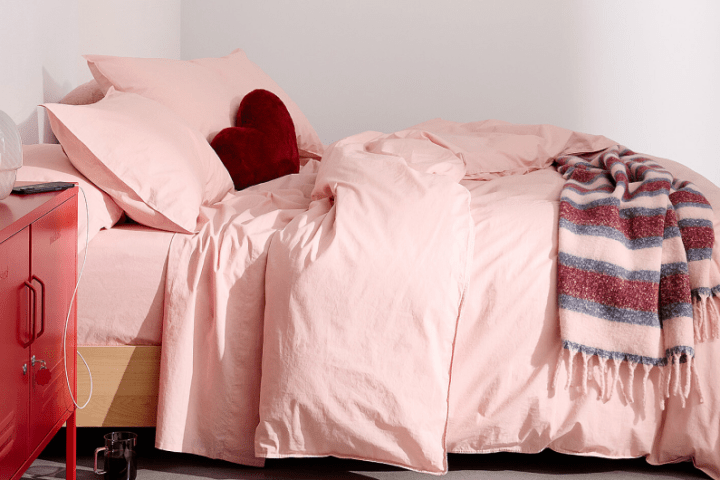 Chic dorm room decor ideas for a stylish, study-friendly space