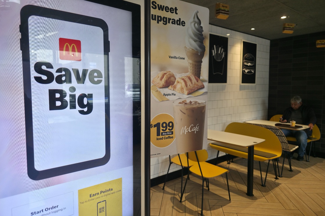 Въпреки натиска за изгодни ястия, McDonald’s вижда забавяне на растежа на продажбите