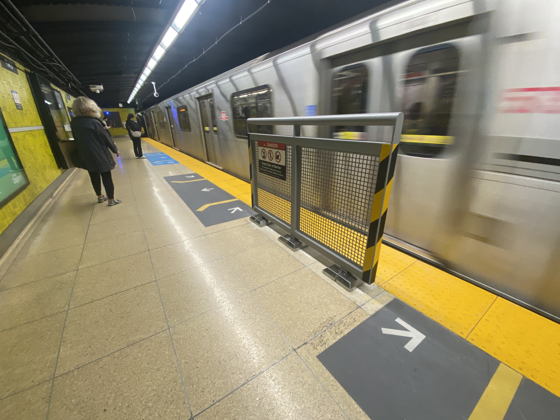 Първата инсталация на бариера в метрото на TTC подновява критиките относно плана