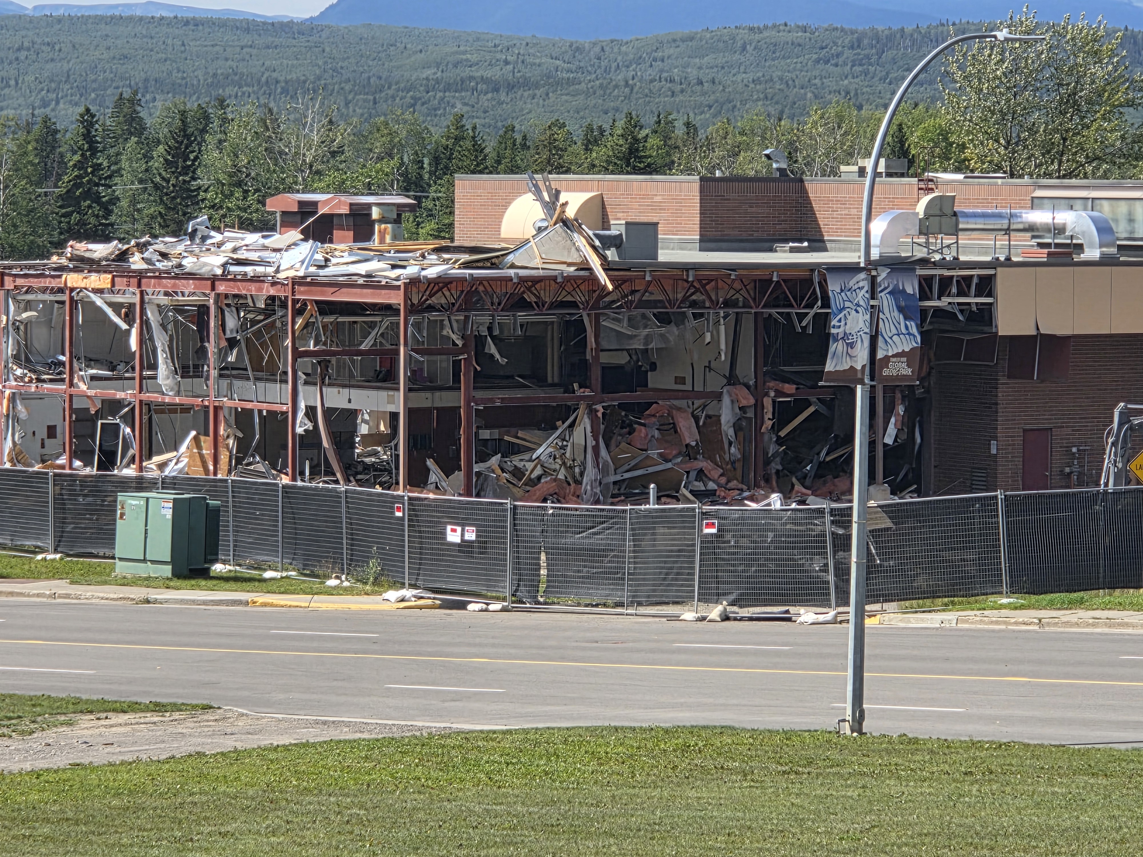 Разрушаването на средното училище Tumbler Ridge вече е в ход