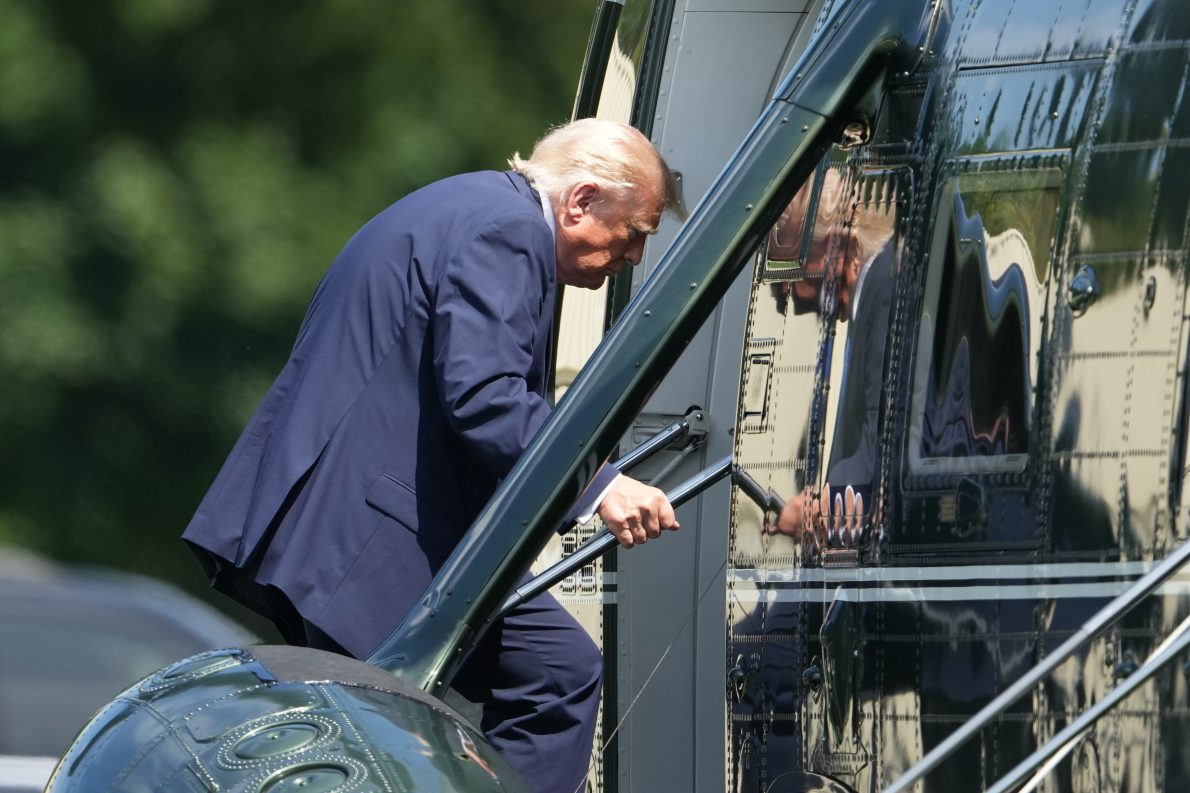 Marine One, превозващ Тръмп, имаше близка връзка със самолет близо до летището в окръг Колумбия