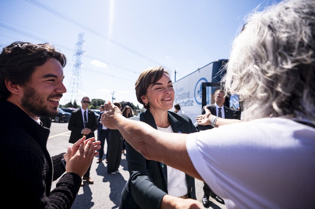 CAQ рекламира здравеопазването в частния сектор, докато PQ поддържа преднина в анкетите