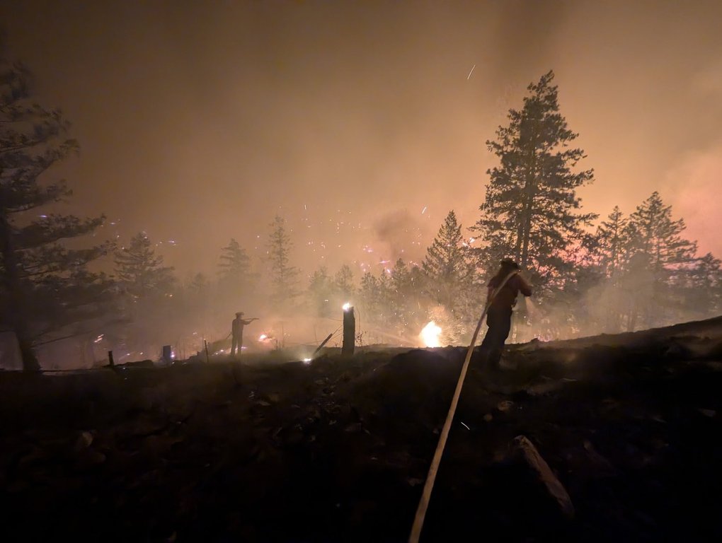 Снимки на пожар в района на Bald Range близо до Summerland показват агресивен разрастващ се горски пожар