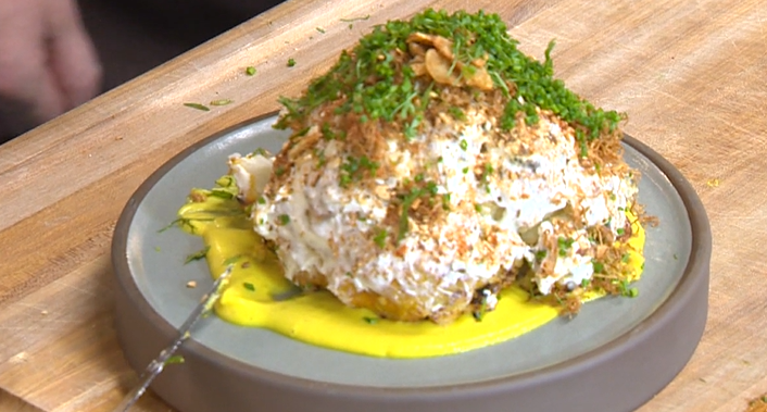 Просто вкусна рецепта: Цял печен карфиол с къри сос от жълт карфиол