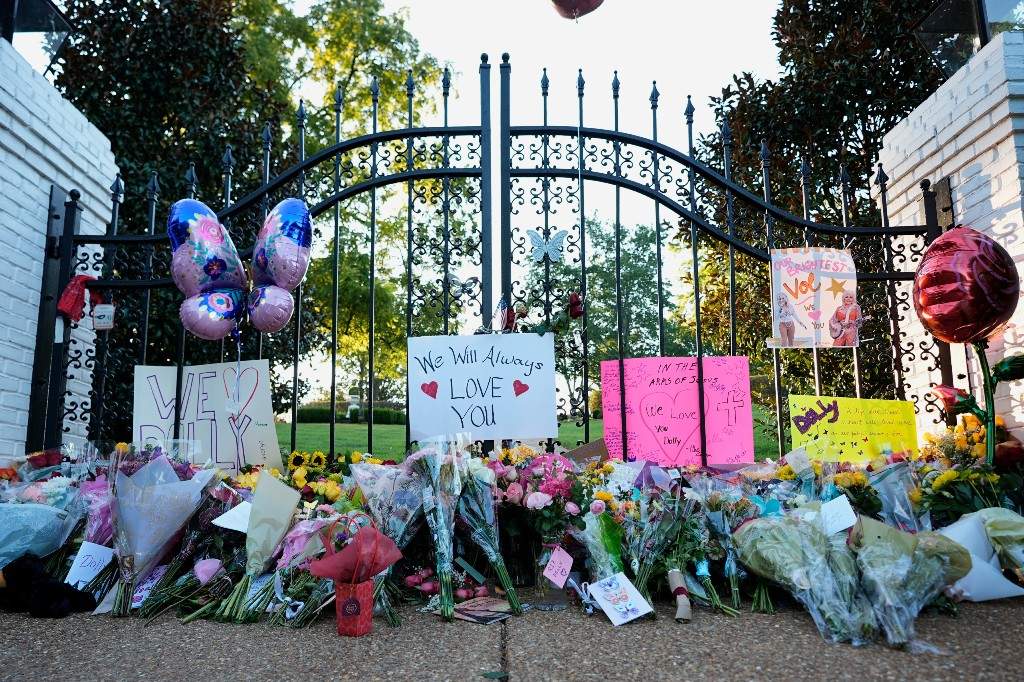 Makeshift memorial honoring Dolly Parton is seen outside her home Tuesday, Aug. 25, 2026, in Brentwood, Tenn.