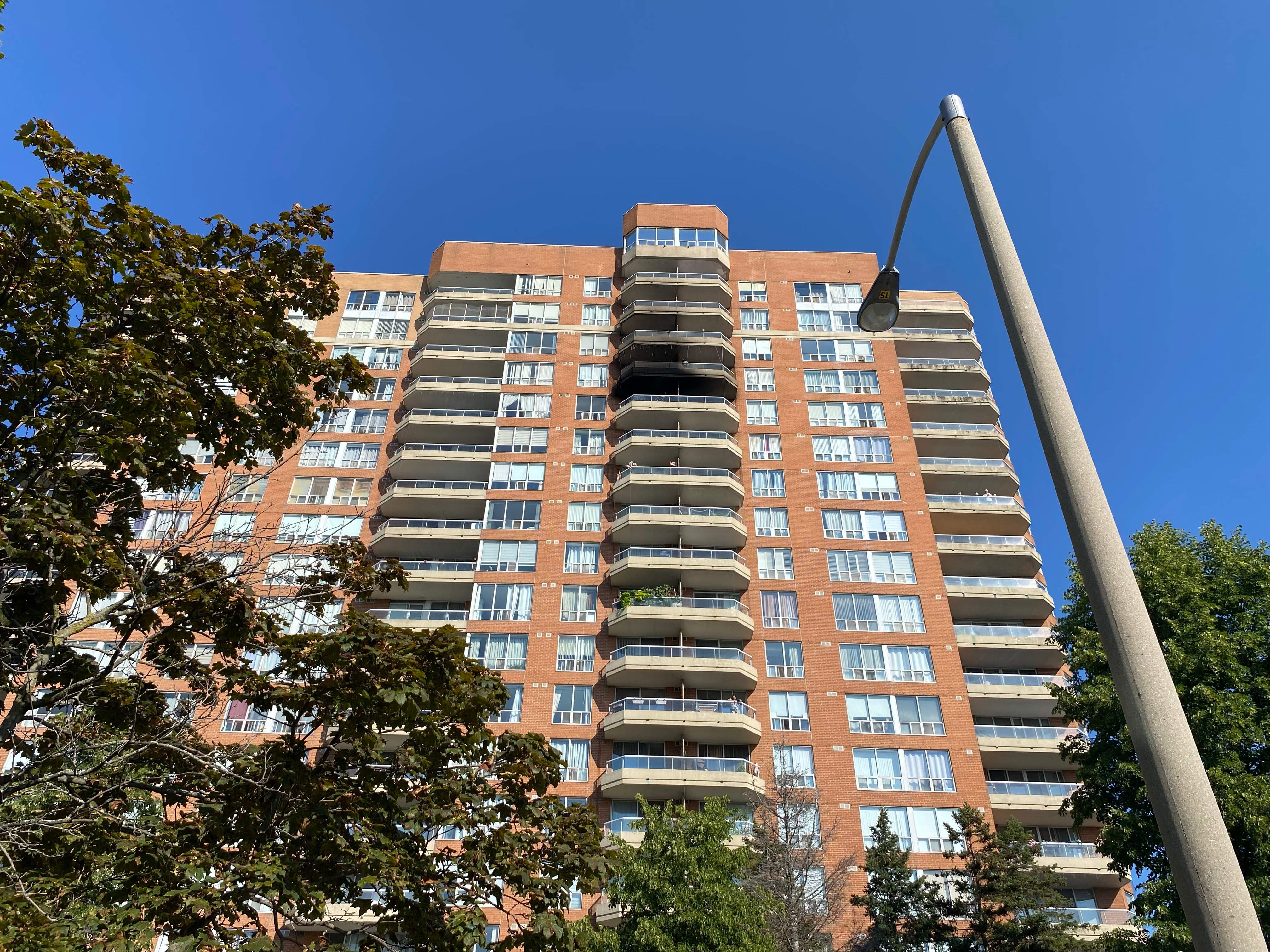 Person dead after fire breaks out in Toronto apartment building: paramedics