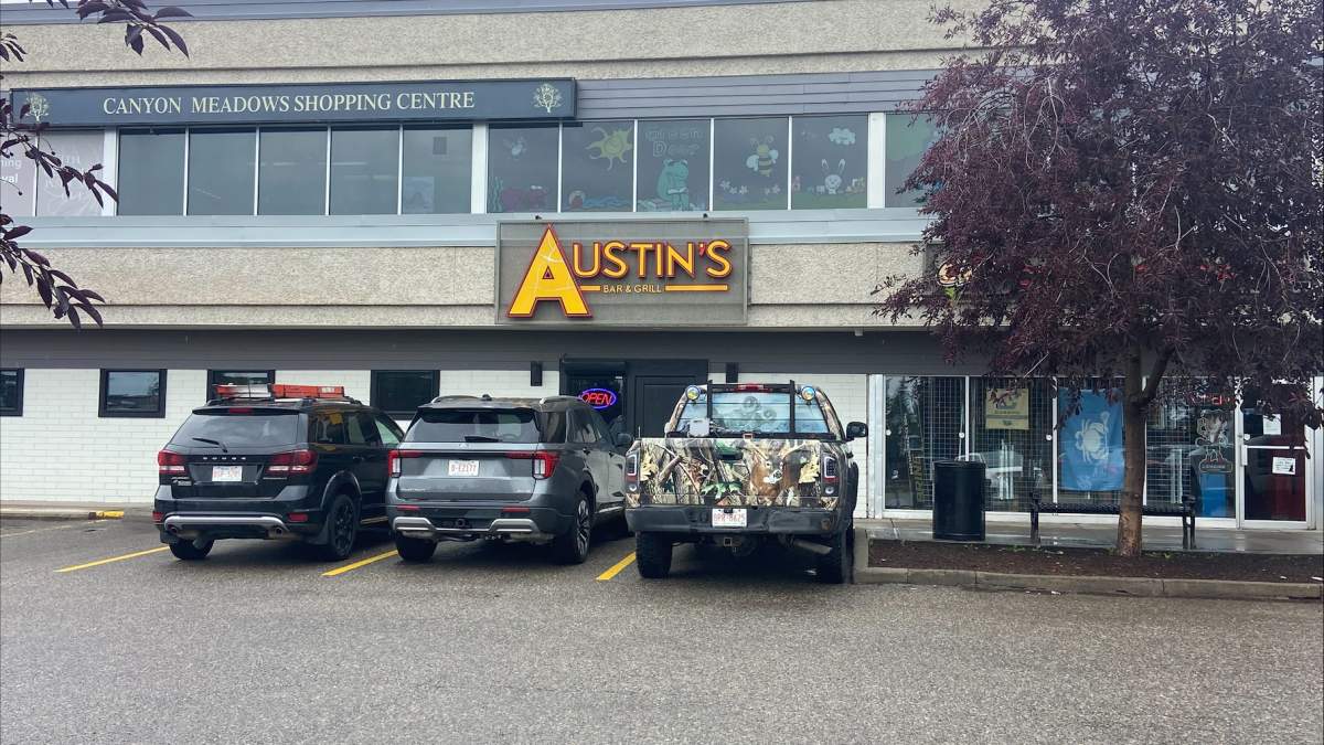 Calgary police investigating masked, armed robbery at restaurant in Canyon Meadows