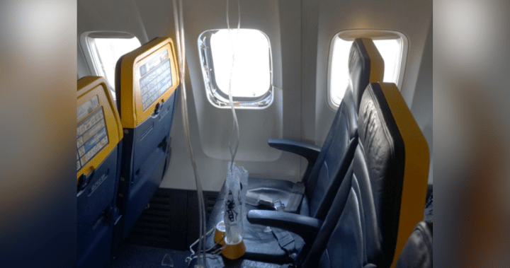 Прозорецът на самолета на Ryanair е бил счупен от фрагменти от двигател, преди пътникът да бъде засмукан