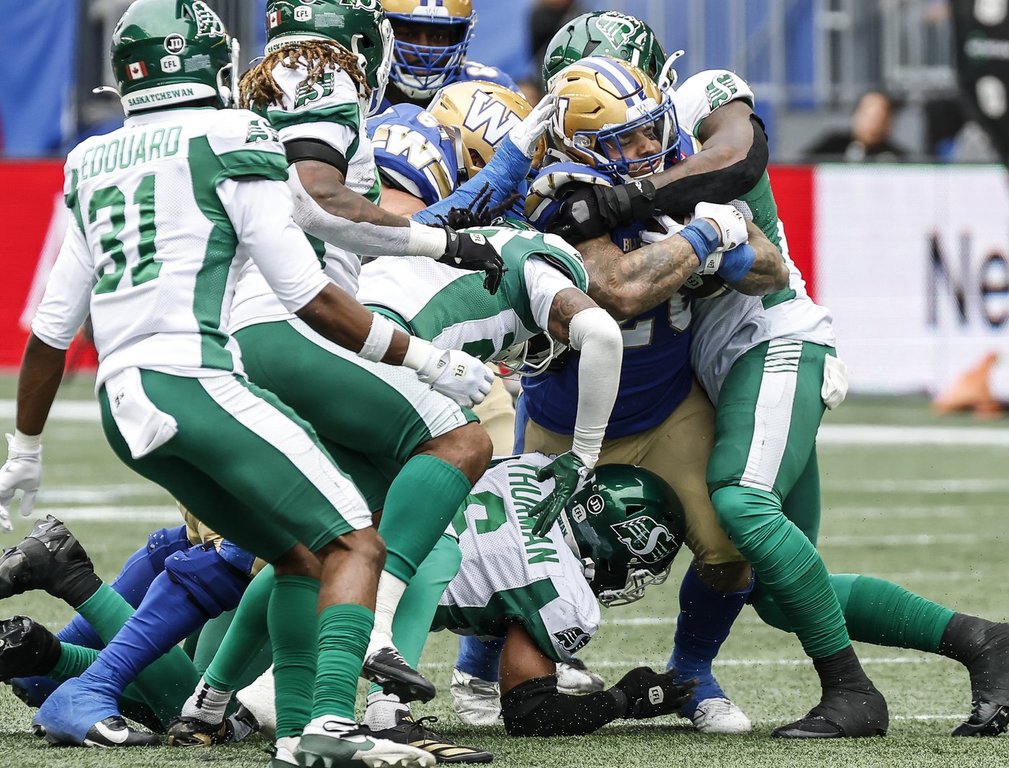 Blue Bombers pick ‘Riders apart in Banjo Bowl