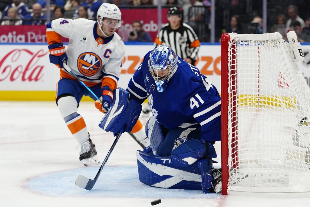 Cowan, Stolarz избутаха Maple Leafs над Islanders с 2-1