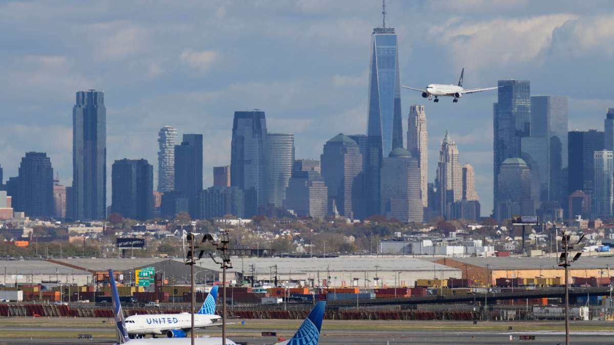 U.S. halts flights at 7 major airports over communications issues