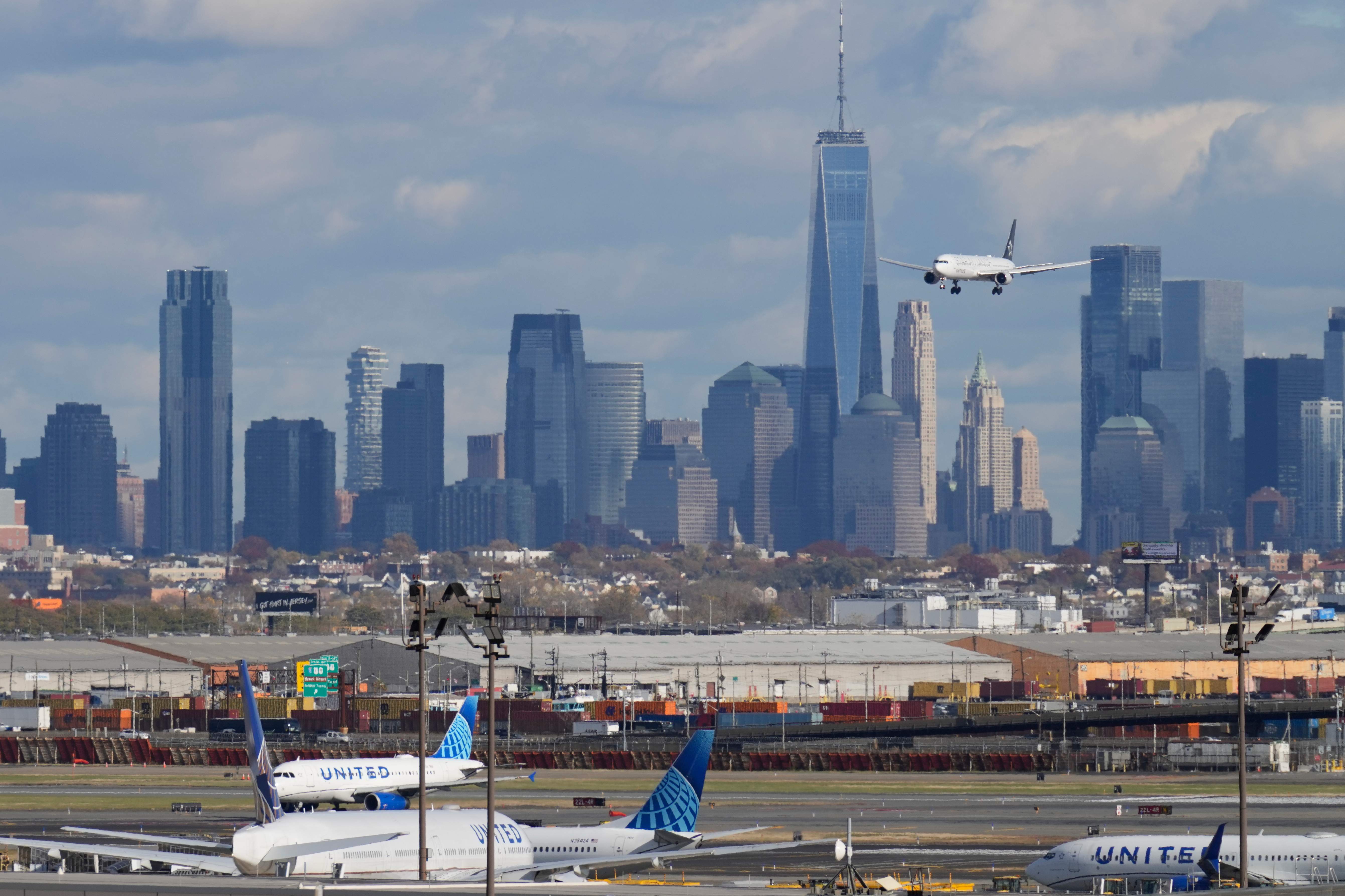 U.S. halts flights at 7 major airports over communications issues