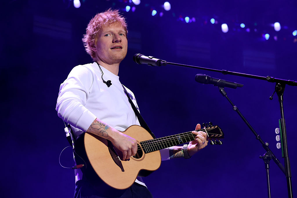 Подкрепящите изпълнители на Ed Sheeran се оттеглят от турнето след отстраняването на Macklemore