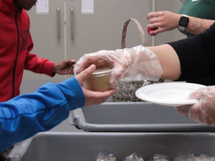 Новата програма Meals on Wheels помага за изхранването на учениците от Едмънтън