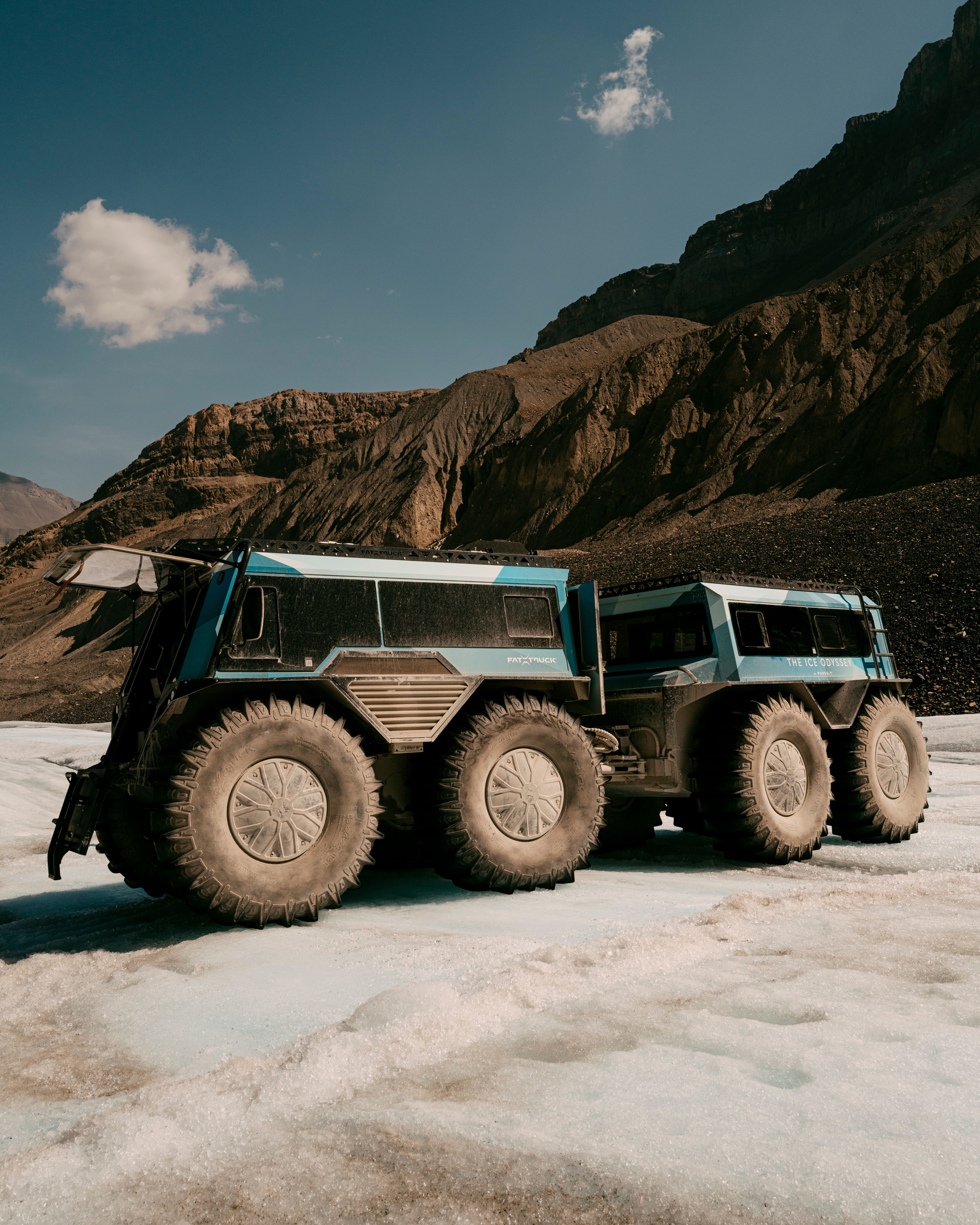 Служител, ранен при преобръщане на високопроходимо превозно средство Columbia Icefield