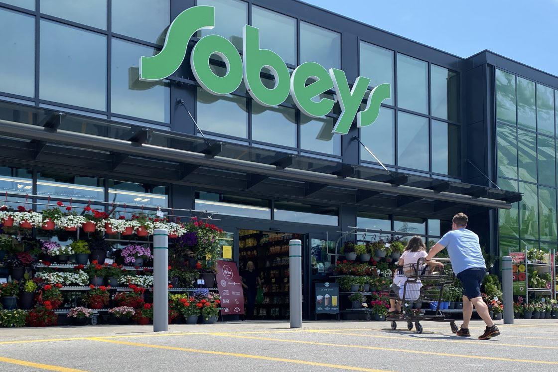 Родителят на Sobeys се съгласява да облекчи контрола на собствеността след разследването на наблюдателя