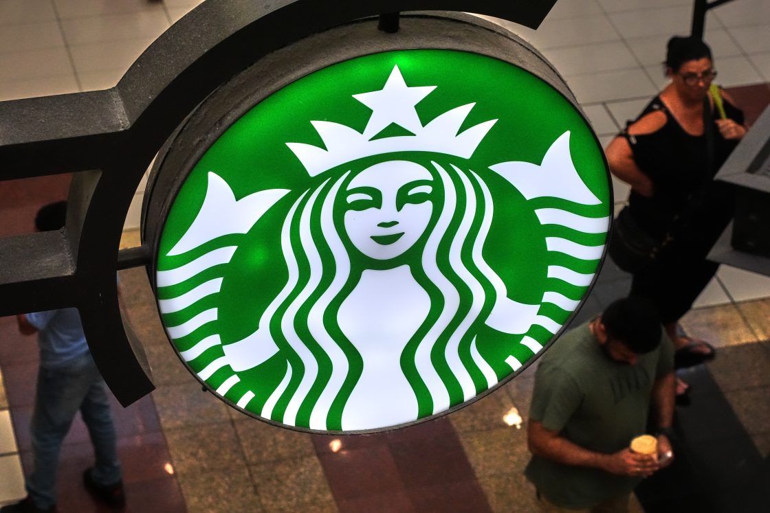 Starbucks ще затвори още 250 магазина в Канада и САЩ