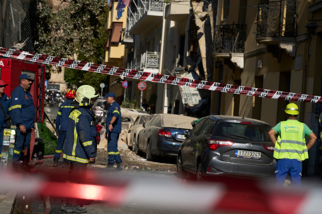 At least 2 injured, 5 missing after explosion in Greece collapses ...