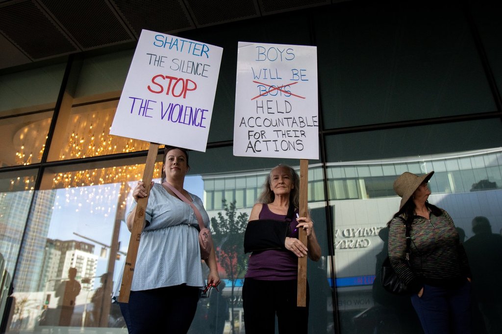 Протестиращи се събират в Едмънтън преди мача на Ойлърс