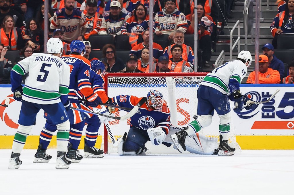 Canucks се радват на победа при откриването на сезона над Oilers