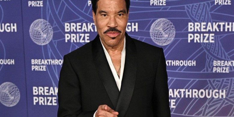 Lionel Richie pausing tour after undergoing heart procedure, rep says