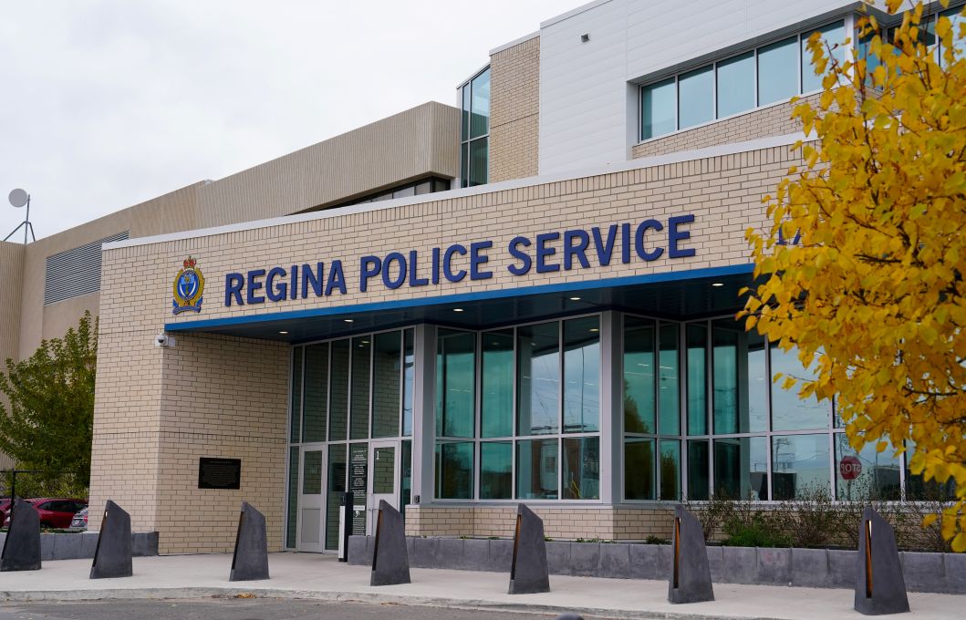 Полицейски служител на Regina, обвинен в неправомерен достъп до информация в базите данни