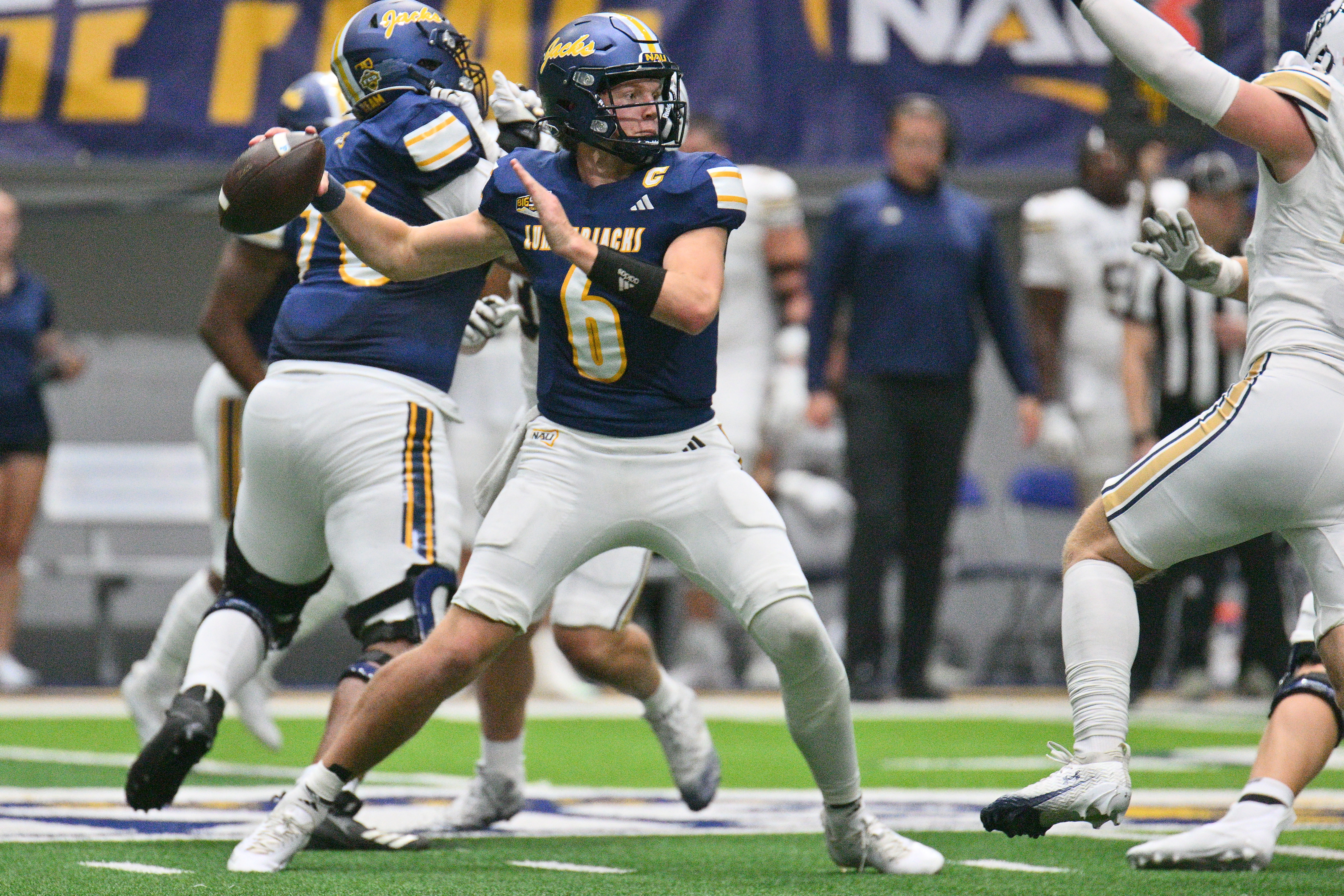 Winnipeg Blue Bombers придобиха нов QB в друга сделка с Ottawa RedBlacks