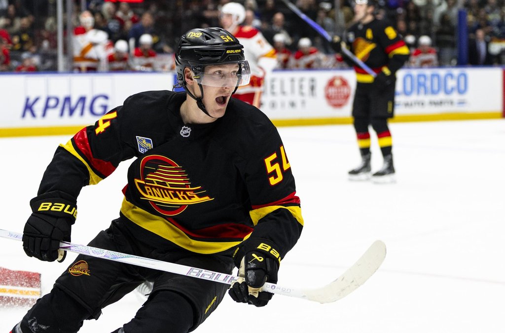 Maple Leafs придобиха Raty в търговия с Canucks