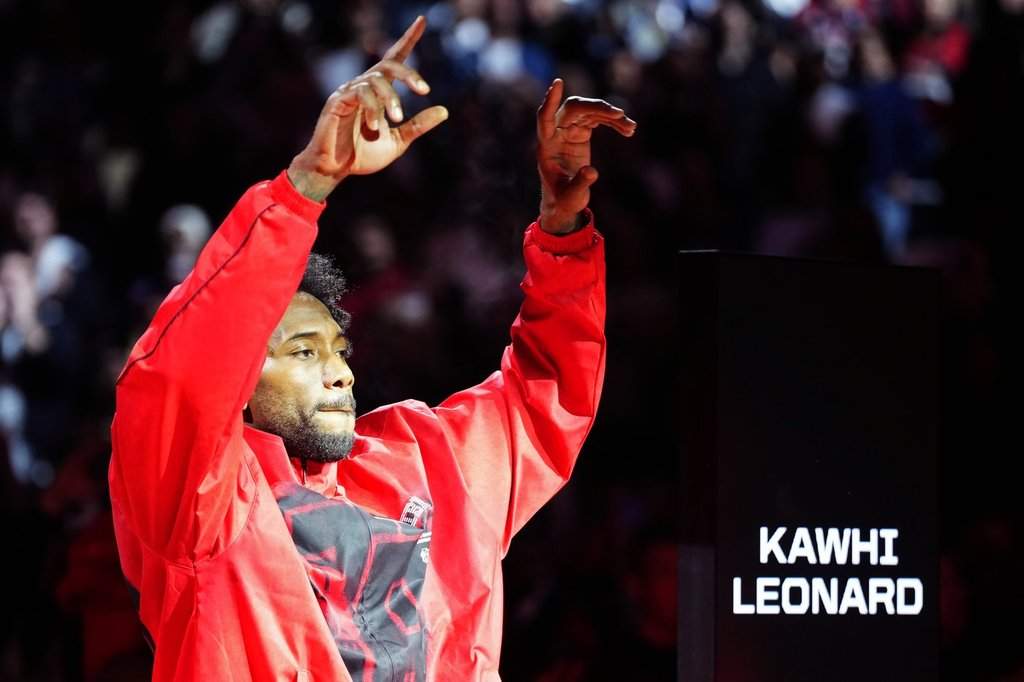 Kawhi Leonard makes Raptors regular-season debut