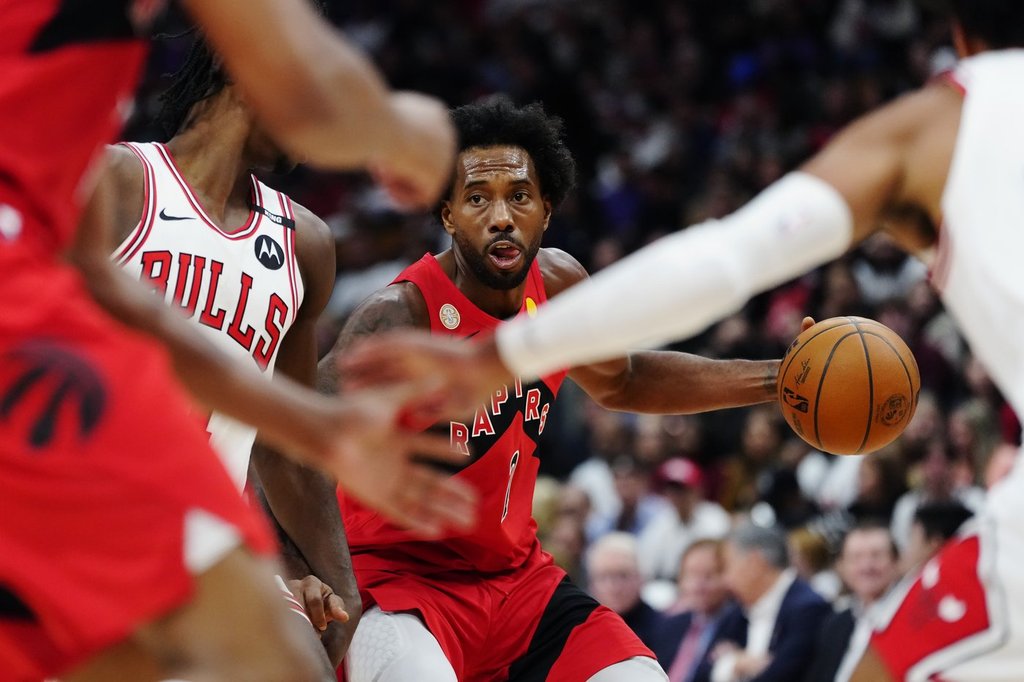 Leonard helps Raptors rout Bulls 135-92